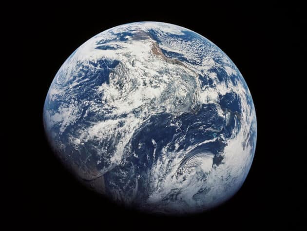 Eine der ersten Aufnahmen unseres Planeten aus dem Weltraum, aufgenommen von der Crew von Apollo 8 aus einer Distanz von 30.000 Kilometern am 1. Dezember 1968.Copyright: NASA
