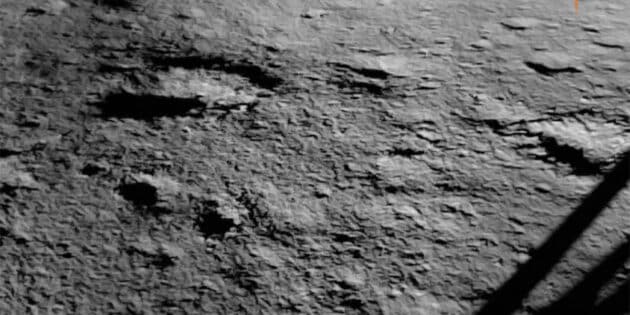 Die erste Bodenaufnahme einer der Kameras des indischen Mondlandemoduls der Mission „Chandrayaan-3“ am Südpol des Mondes. Deutlich zu sehen auch das Landebein samt Schatten. Copyright: ISRO