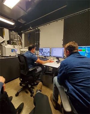 Ryan Weeds Team führt SEM/EDS-Messungen an IM1-Sphärolen am Fachbereich Nukleartechnik an der UC Berkeley durch.Copyright/Quelle: Avi Loeb