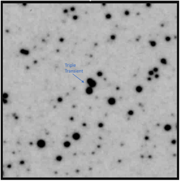 Vergrößerte Ausschnitt einer digitalisierten Version der Aufnahme der Palomar-Observatorium-Himmelsdurchmusterung (POSS) im Rotbereich, aufgenommen am 19. Juli 1952. 3x3 Bogenminuten groß und zentriert auf drei helle (~ 15 Mag) Punktquellen, die durch den blauen Pfeil markiert sind.Copyright/Quelle: Solando et al. / Arxiv.org 2023