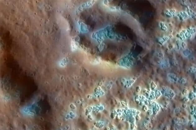 Eine Ansicht des nordpolaren chaotischen Geländes des Merkurs (Borealis Chaos) und der Krater Raditladi und Eminescu, in denen Hinweise auf mögliche Saltgletscher identifiziert wurden.Copyright: NASA
