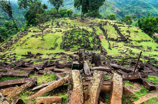 Blick auf den mit megalithischen Steinsetzungen gekrönten oberste Plattform von Gunung Padang.Copyright: RaiyaniM (via WikimediaCommons) / CC BY-SA 4.0