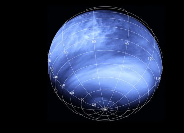 Eine Ansicht der Venus im ultravioletten Licht, aufgenommen von der europäischen Sonde „Venus Exress“. Dunkle Streifen markieren UV-absorbierende Strukturen in der Venusatmosphäre, die Forscher bislang noch vor ein Rätsel stellen. Einige glauben, es könnten Bakterien sein.Copyright: ESA/MPS/DLR/IDA