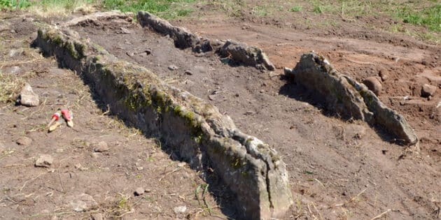Die auch im schwedischen Tiarp Backgården zu den Grabkammerwänden aufgerichteten Steinplatten sind typisch für Dolmengräber. Copyright/Quelle: T. Axelsson / Sjögren et all.; Neolithic Archaeology, 2023