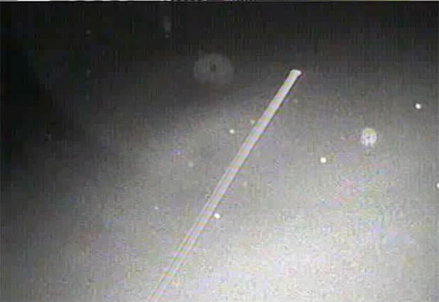 Das löchrige Erscheinungsbild der angeblichen Plasmen im „STS-75-Thether-Video“ ist bei fast allen Objekten gleich oder ähnlich und damit ein starker Hinweis dafür, dass diese Form nicht die eigentliche Form der Objekte abbildet, sondern das Ergebnis des sogenannten Bokeh-Effekts ist, der im Unschärfebereich entsteht und helle Objekte und Lichter zu Strukturen transparenten Abbildungen der Linsens-und Verschlussoptik der Kamera „verunschärft“.Bild: NASA