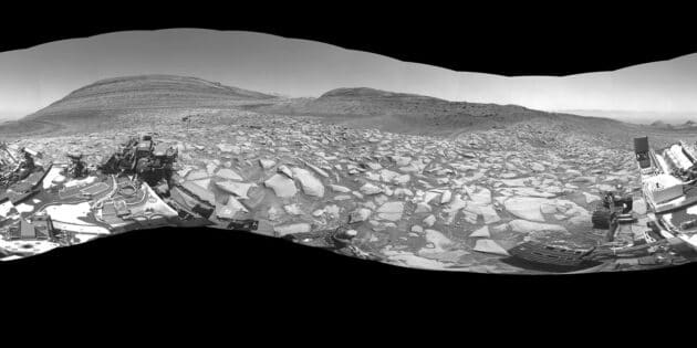 360°-Aufnahme des vermutlich urzeitlichen Flussbettes Gediz Vallis im Mars-Krater Gale. (Klicken Sie auf die Bildmitte, um zu einer vergrößerten Darstellung zu gelangen.) Copyright: NASA/JPL-Caltech
