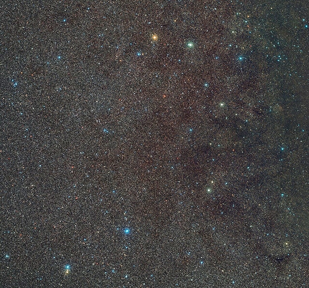 Weitwinkelausschnitt der Umgebung von "Gaia BH3", dem massereichsten stellaren schwarzen Loch in unserer Galaxie. Das Schwarze Loch selbst ist hier nicht sichtbar, aber der Stern, der es umkreist, ist genau in der Mitte dieses Bildes zu sehen, das aus Aufnahmen des Digitized Sky Survey 2 erstellt wurde.Copyright: ESO/Digitized Sky Survey 2. Acknowledgement: D. De Martin