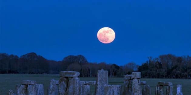 Mondaufgang über dem Steinkreis von Stonehenge. Copyright/Quelle: Andre Pattenden / English-Heritage.org.uk