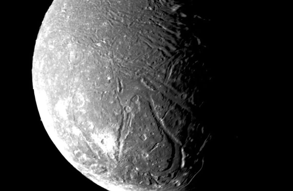 Mosaikaufnahme des Uranus-Mondes Ariel aufgenommen während des Vorbeifluges der NASA-Sonde „Voyager 2“ im Januar 1986. Copyright: NASA/Jet Propulsion Laboratory
