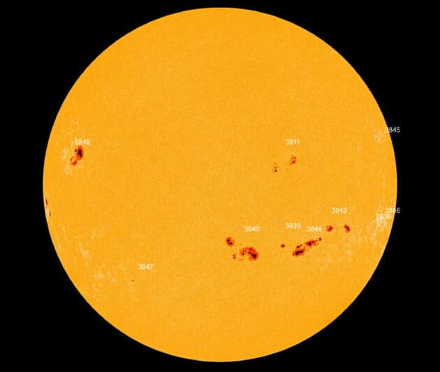 Ein aktueller Blick auf die von teils großen Sonnenflecken überzogene Sonnenscheibe.Copyright/Quelle: SDO/HMI / spaceweather.com