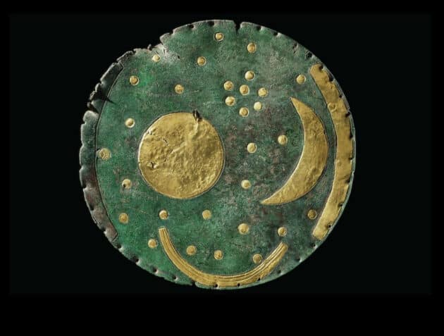 Die 3700 bis 4100 Jahre alten„Himmelsscheibe von Nebra“. Copyright: Landesamt für Denkmalpflege und Archäologie Sachsen-Anhalt Landesmuseum für Vorgeschichte / Juraj Liptàk