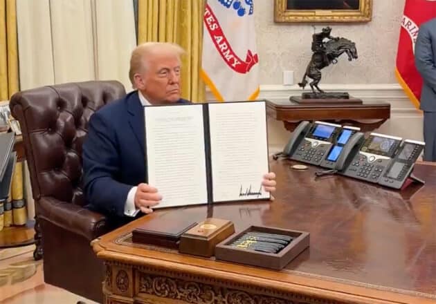 US-Präsident Donald J. Trump präsentiert die von ihm unterzeichnete „Executive Order“ zur Freigabe von Dokumenten zu den Ermordungen von Präsident John F. Kennedy, Senator Robert F. Kennedy und Reverend Dr. Martin Luther King, Jr. Copyright/Quelle: The White House