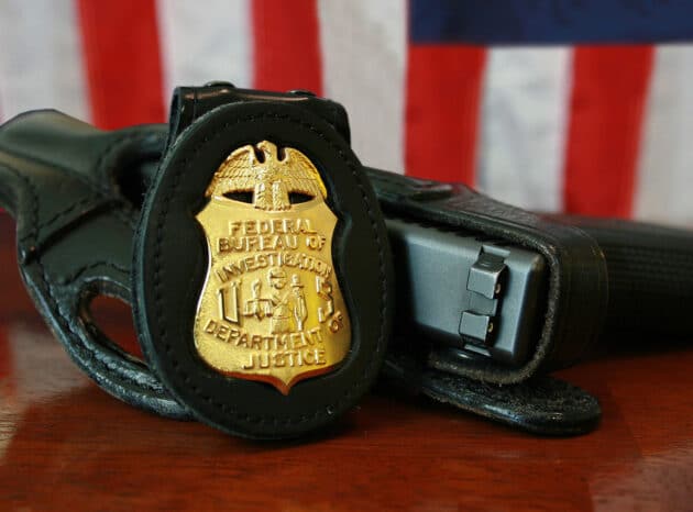Symbolbild: FBI-Abzeichen und Dienstwaffe. Copyright: Gemeinfrei