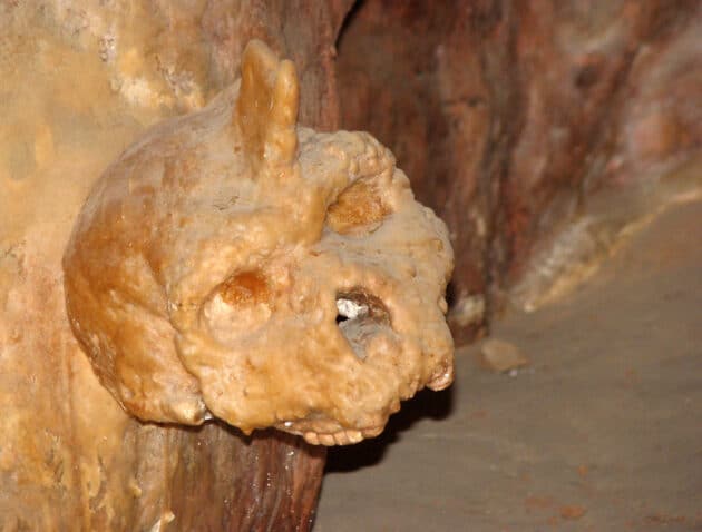 Rekonstruktion der Fundsituation des Schädels in der Petralona-Tropfsteinhöhle. Copyright: Nadina (via WikimediaCommons) / CC BY-SA 3.0