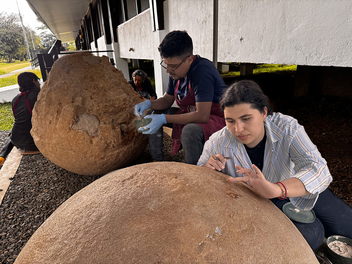 Restaurierungsarbeiten an den Kaltsteinkugeln aus Finca 4.Quelle/Copyright: www.museocostarica.go.cr