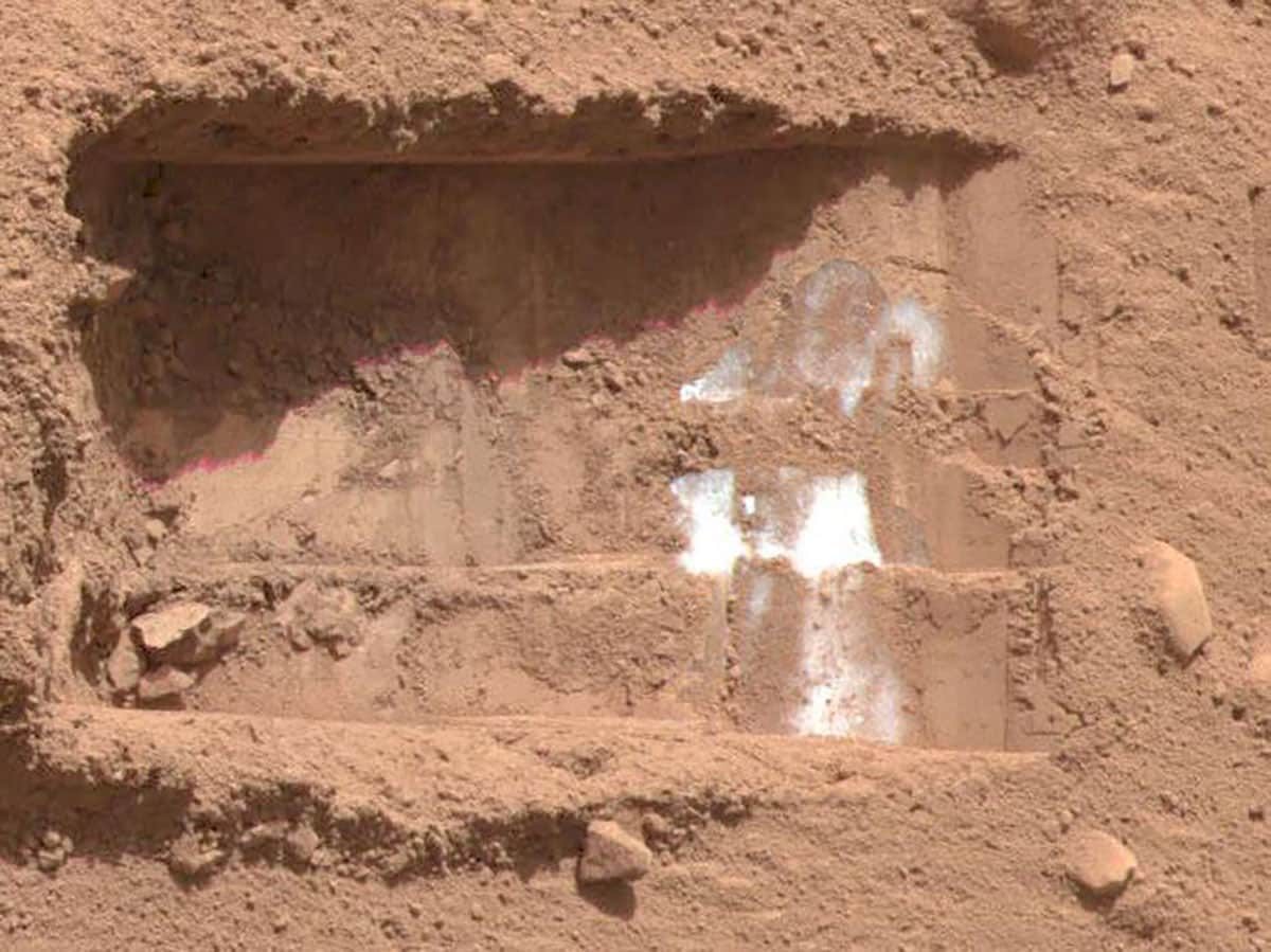 2008 legte der NASA-Mars-Lander der Phoenix.Mission reines Eis im unmittelbaren Marsboden frei, ähnlich, wie es in den Regionen des Arktiskreises auf der Erde zu finden ist Copyright:/Quelle: NASA/JPL-Caltech/University of Arizona/Texas A&M University