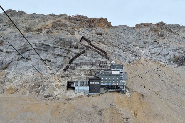 Blick auf die Umweltforschungsstation Schneefernerhaus unterhalb des Gipfels der Zugspitze. Copyright/Quelle: Julian Mutter / IFEX, JMU