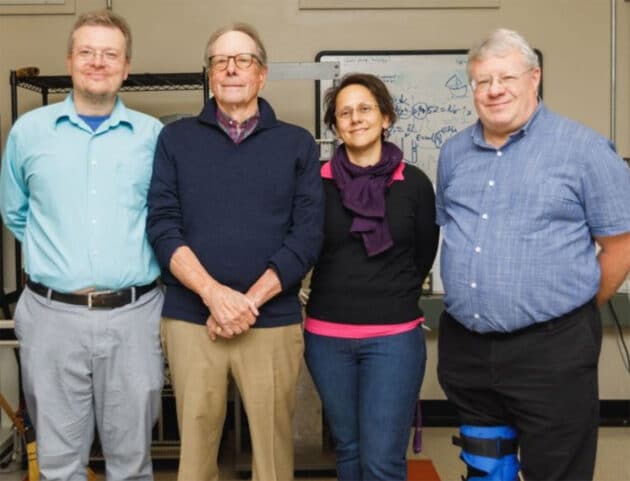 UFO-Forschende und Förderer an der University at Albany: Prof. Matthew Szydagis (l.), Förderer Tony Gorman, Cecilia Levy und Prof. Kevin Knuth (r.). Copyright/Quelle: UAlbany, Zach Durocher