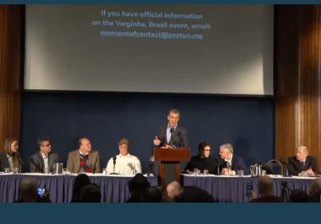 Blick auf das Panel der in Washington anwesenden Rednerinnen und Rednern von James Fox‘ Pressekonferenz zum UFO-Vorfall von Varginha am 20. Januar 2027. Copyright/Quelle: J. Fox / News Nation