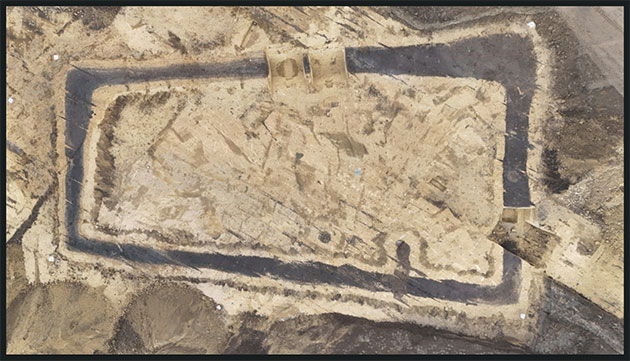 Luftbild des mittelneolithischen Trapezgrabens, im Südosten ist die Störung durch den spätmittelalterlichen Erdstall zu erkennen.Copyright/Quelle: Landesamt für Denkmalpflege und Archäologie Sachsen-Anhalt, Simon Meier.